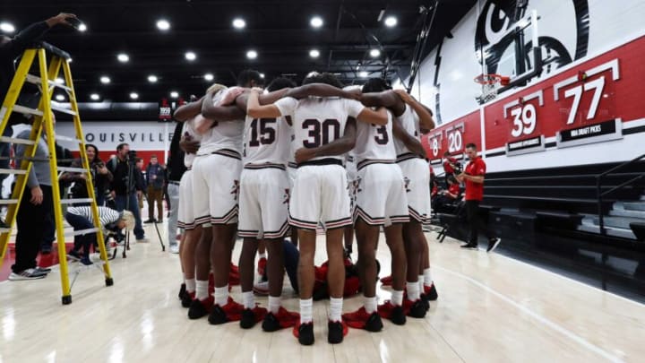 The 2022-23 U of L basketball team huddled after an official team portrait on media day at the Kueber Center practice facility in Louisville, Ky. on Oct. 20, 2022.Uofl Mediabb04 Sam