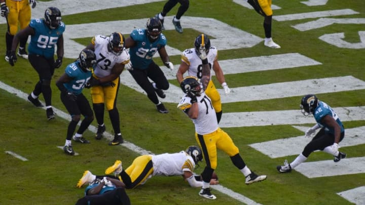 JACKSONVILLE, FL - NOVEMBER 18: Ben Roethlisberger #7 of the Pittsburgh Steelers dives for the go-ahead touchdown during the second half against the Jacksonville Jaguars at TIAA Bank Field on November 18, 2018 in Jacksonville, Florida. (Photo by Ryan Young/Getty Images )