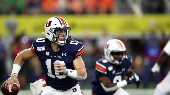 ARLINGTON, TEXAS - AUGUST 31: Bo Nix #10 of the Auburn Tigers throws the ball against the Oregon Ducks during the Advocare Classic at AT&T Stadium on August 31, 2019 in Arlington, Texas. (Photo by Ronald Martinez/Getty Images)