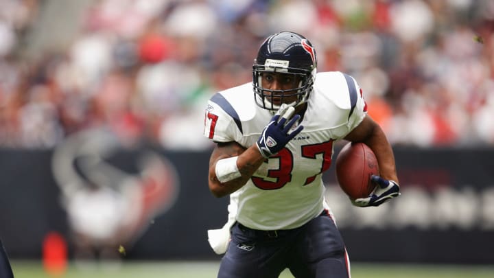 HOUSTON – OCTOBER 9: Running back Domanick Davis #37 of the Houston Texans carries the ball against the Tennessee Titans at Reliant Stadium on October 9, 2005 in Houston, Texas. The Titans defeated the Texans 34-20. (Photo by Jeff Gross/Getty Images)