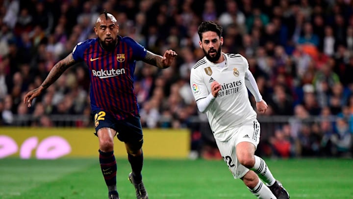 Real Madrid’s Spanish midfielder Isco (R) challenges Barcelona’s Chilean midfielder Arturo Vidal during the Spanish league football match between Real Madrid CF and FC Barcelona at the Santiago Bernabeu stadium in Madrid on March 2, 2019. (Photo by JAVIER SORIANO / AFP) (Photo credit should read JAVIER SORIANO/AFP/Getty Images)