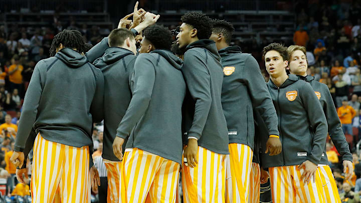 LOUISVILLE, KENTUCKY – MARCH 28: The Tennessee Volunteers huddle prior to the game against the Purdue Boilermakers during the 2019 NCAA Men’s Basketball Tournament South Regional at the KFC YUM! Center on March 28, 2019 in Louisville, Kentucky. (Photo by Kevin C. Cox/Getty Images)