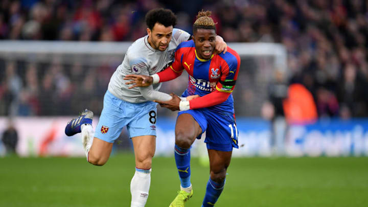 LONDON, ENGLAND - FEBRUARY 09: Felipe Anderson of West Ham United and Wilfried Zaha of Crystal Palace during the Premier League match between Crystal Palace and West Ham United at Selhurst Park on February 9, 2019 in London, United Kingdom. (Photo by Justin Setterfield/Getty Images)