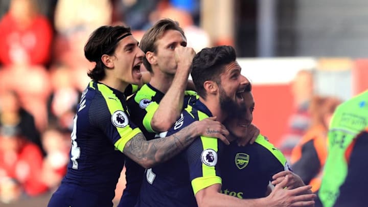 STOKE ON TRENT, ENGLAND - MAY 13: Mesut Ozil of Arsenal celebrates scoring his sides second goal with his Arsenal team mates during the Premier League match between Stoke City and Arsenal at Bet365 Stadium on May 13, 2017 in Stoke on Trent, England. (Photo by Richard Heathcote/Getty Images)