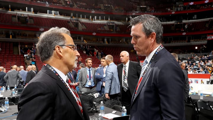 CHICAGO, IL – JUNE 23: Columbus Blue Jackets coach John Tortorella meets with Pittsburgh Penguins coach Mike Sullivan during the 2017 NHL Draft at the United Center on June 23, 2017 in Chicago, Illinois. (Photo by Bruce Bennett/Getty Images)