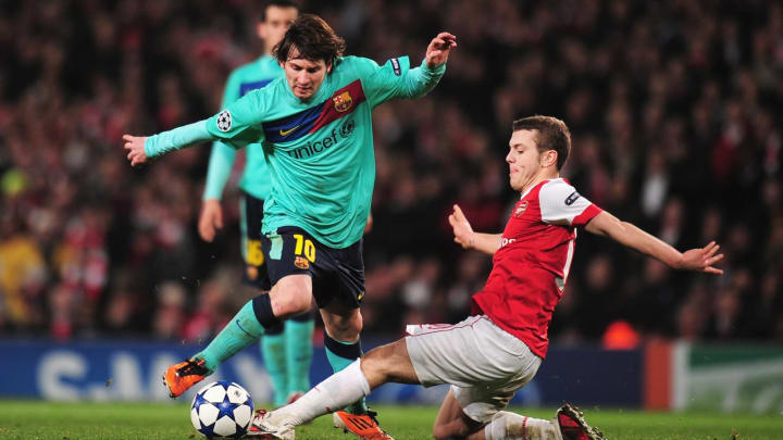 LONDON, ENGLAND – FEBRUARY 16: Lionel Messi of Barcelona is challenged by Jack Wilshere of Arsenal during the UEFA Champions League round of 16 first leg match between Arsenal and Barcelona at the Emirates Stadium on February 16, 2011 in London, England. (Photo by Shaun Botterill/Getty Images)