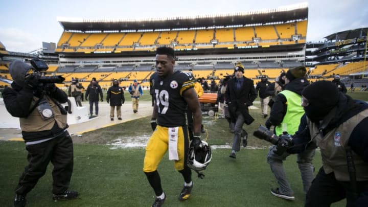 PITTSBURGH, PA – DECEMBER 31: Pittsburgh Steelers Wide Receiver JuJu Smith-Schuster (19) walks off the field after the game between the Cleveland Browns and the Pittsburgh Steelers on December 31, 2017 at Heinz Field in Pittsburgh, Pa. (Photo by Mark Alberti/ Icon Sportswire)