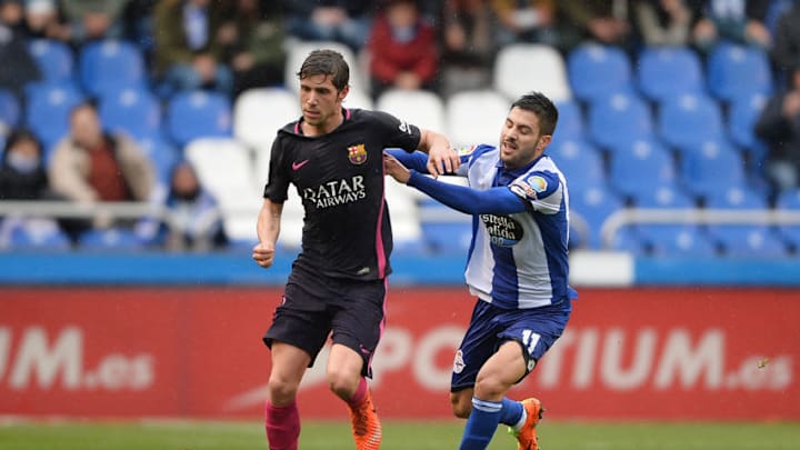 LA CORUNA, SPAIN – MARCH 12: Carles Gil of RC Deportivo La Coruna competes for the ball with Sergi Roberto of FC Barcelona during the La Liga match between RC Deportivo La Coruna and FC Barcelona at Riazor Stadium on March 12, 2017 in La Coruna, Spain. (Photo by Octavio Passos/Getty Images)