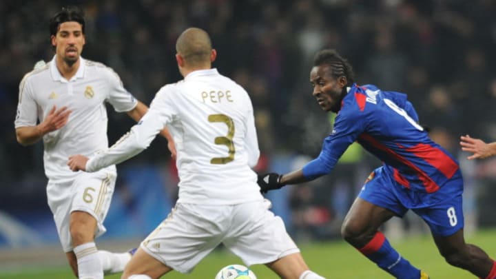 Pepe (C) and Sami Khedira (L) of Real Madrid fights for the ball against Seydou Doumbia (R) of CSKA Moscow during their round of 16, first leg UEFA Champions League match in Moscow on February 21, 2012. The game ended 1-1. AFP PHOTO/ ALEXANDER NEMENOV (Photo credit should read ALEXANDER NEMENOV/AFP/Getty Images)