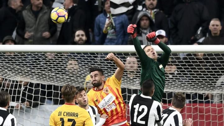 TURIN, ITALY - NOVEMBER 05: Wojciech Szczesny during the Serie A match between Juventus and Benevento Calcio on November 5, 2017 in Turin, Italy. (Photo by Daniele Badolato - Juventus FC/Juventus FC via Getty Images)
