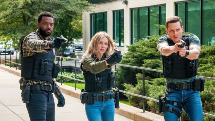 CHICAGO P.D.- "Infection Part III" Episode 707 -- Pictured: (l-r) LaRoyce Hawkins as Officer Kevin Atwater, Tracy Spiridakos as Det. Hailey Upton, Jesse Lee Soffer as Det. Jay Halstead -- (Photo by: Matt DinersteinNBC)
