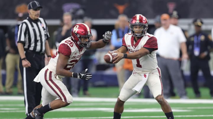 ARLINGTON, TX - DECEMBER 01: Oklahoma (1) Kyler Murray hands the ball off in the Big 12 Championship Game between the Oklahoma Sooners and the Texas Longhorns on December 1st at AT&T Stadium in Arlington, TX. (Photo by John Bunch/Icon Sportswire via Getty Images)