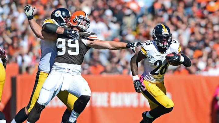 Oct 12, 2014; Cleveland, OH, USA; Pittsburgh Steelers running back Le'Veon Bell (26) runs with the ball against the Cleveland Browns during the first quarter at FirstEnergy Stadium. Mandatory Credit: Andrew Weber-USA TODAY Sports