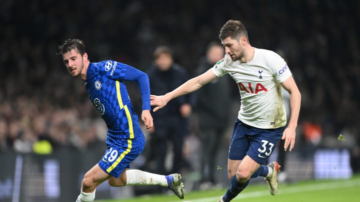 LONDON, ENGLAND - JANUARY 12: Mason Mount of Chelsea battles for possession with Ben Davies of Tottenham Hotspur during the Carabao Cup Semi Final Second Leg match between Tottenham Hotspur and Chelsea at Tottenham Hotspur Stadium on January 12, 2022 in London, England. (Photo by Shaun Botterill/Getty Images)