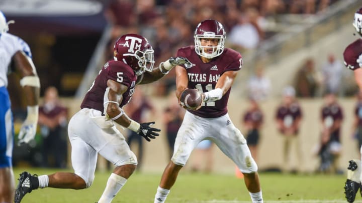 COLLEGE STATION, TX - OCTOBER 06: Texas A&M Aggies quarterback Kellen Mond (11) gets ready to hand the ball to running back Trayveon Williams (5) during the game between the Kentucky Wildcats and Texas A&M Aggies on October 6, 2018 at Kyle Field in College Station, TX. (Photo by Daniel Dunn/Icon Sportswire via Getty Images) COLLEGE STATION, TX - OCTOBER 06: Texas A&M Aggies quarterback Kellen Mond (11) gets ready to hand the ball to running back Trayveon Williams (5) during the game between the Kentucky Wildcats and Texas A&M Aggies on October 6, 2018 at Kyle Field in College Station, TX. (Photo by Daniel Dunn/Icon Sportswire via Getty Images)