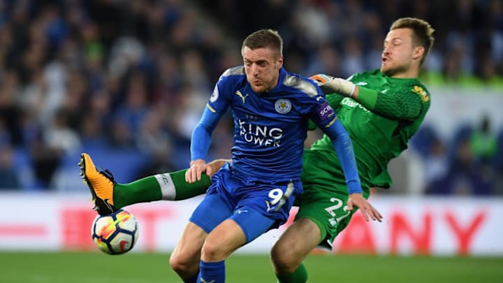 LEICESTER, ENGLAND - SEPTEMBER 23: Jamie Vardy of Leicester City is fouled by Simon Mignolet of Liverpool and a penalty is awarded to Leicester City during the Premier League match between Leicester City and Liverpool at The King Power Stadium on September 23, 2017 in Leicester, England. (Photo by Michael Regan/Getty Images)