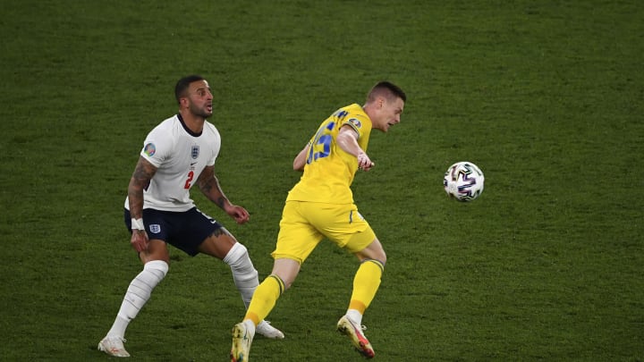 Viktor Tsygankov (R) of Ukraine is challenged by Kyle Walker (L) of England (Photo by Isabella Bonotto/Anadolu Agency via Getty Images)