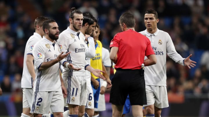 MADRID, SPAIN - MARCH 01: Gareth Bale (3nd L) of Real Madrid argues with referee David Fernandez Borbalan during the La Liga match between Real Madrid and UD Las Palmas at Estadio Santiago Bernabeu on March 1, 2017 in Madrid, Spain. (Photo by Angel Martinez/Real Madrid via Getty Images)