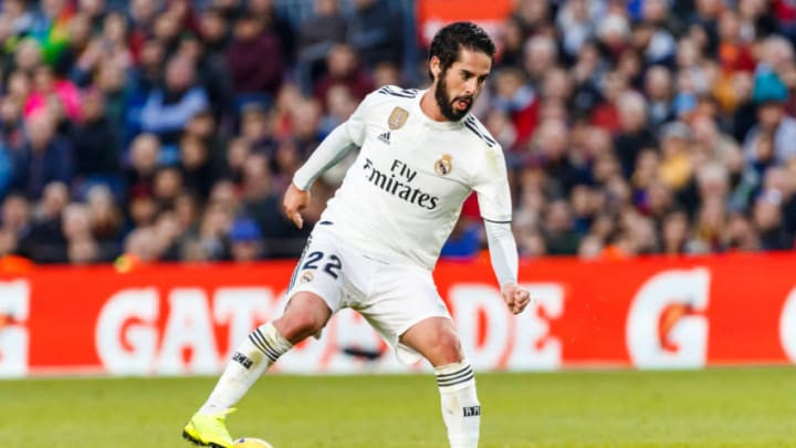 BARCELONA, SPAIN - OCTOBER 28: Isco Alarcon of Real Madrid controls the ball during the La Liga match between FC Barcelona and Real Madrid CF at Camp Nou on October 28, 2018 in Barcelona, Spain. (Photo by TF-Images/Getty Images)