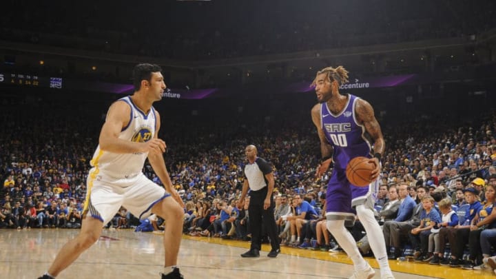 OAKLAND, CA - OCTOBER 13: Willie Cauley-Stein #00 of the Sacramento Kings handles the ball during preseason game against the Golden State Warriors on October 13, 2017 at ORACLE Arena in Oakland, California. NOTE TO USER: User expressly acknowledges and agrees that, by downloading and or using this photograph, user is consenting to the terms and conditions of Getty Images License Agreement. Mandatory Copyright Notice: Copyright 2017 NBAE (Photo by Noah Graham/NBAE via Getty Images)