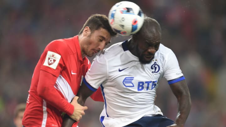 MOSCOW, RUSSIA - MAY 08: Salvatore Bocchetti (L) of FC Spartak Moscow is challenged by Christopher Samba of FC Dinamo Moscow during the Russian Premier League match between FC Spartak Moscow and FC Dinamo Moscow at the Arena Otkritie Stadium on May 08, 2016 in Moscow, Russia. (Photo by Epsilon/Getty Images)