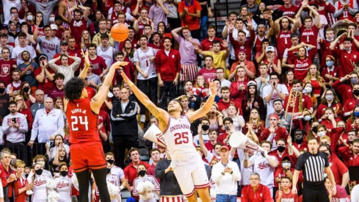 Rutgers' Ron Harper Jr. (24) hits the game winning shot over Indiana's Race Thompson (25)