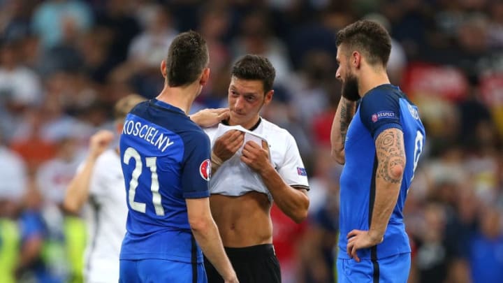 MARSEILLE, FRANCE - JULY 07: Laurent Koscielny and Olivier Giroud of France console Mesut Ozil of Germany at the end of the UEFA Euro 2016 Semi Final match between Germany and France at Stade Velodrome on July 7, 2016 in Marseille, France. (Photo by Catherine Ivill - AMA/Getty Images)