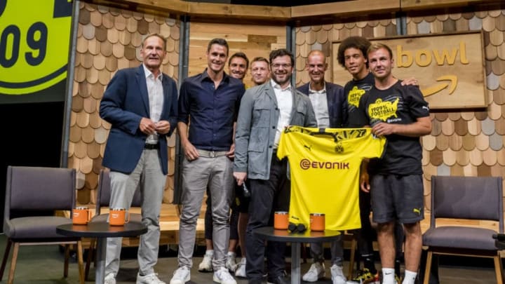 SEATTLE, UNITED STATES - JULY 16: A part of the team of Borussia Dortmund are guests at the Amazon Headquarter as part of the Borussia Dortmund US Tour 2019 on July 16, 2019 in Seattle, United States. (Photo by Alexandre Simoes/Borussia Dortmund via Getty Images)