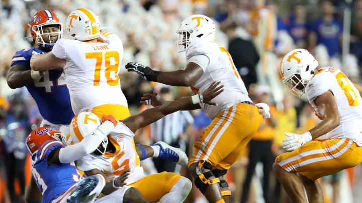 Florida Gators defensive lineman Princely Umanmielen (33) hits Tennessee Volunteers quarterback Hendon Hooker (5) as he fumbles the ball during the football game between the Florida Gators and Tennessee Volunteers, at Ben Hill Griffin Stadium in Gainesville, Fla. Sept. 25, 2021.Flgai 092521 Ufvs Tennesseefb 43