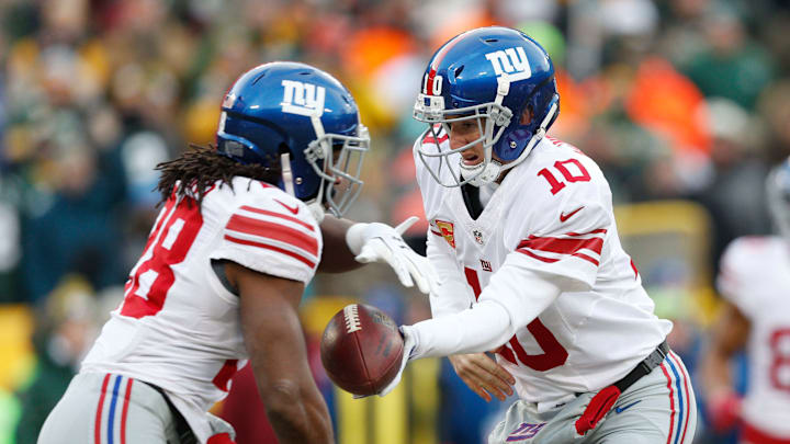 Jan 8, 2017; Green Bay, WI, USA; New York Giants quarterback Eli Manning (10) hands the ball to running back Paul Perkins (28) against the Green Bay Packers during the first quarter in the NFC Wild Card playoff football game at Lambeau Field. Mandatory Credit: Jeff Hanisch-USA TODAY Sports