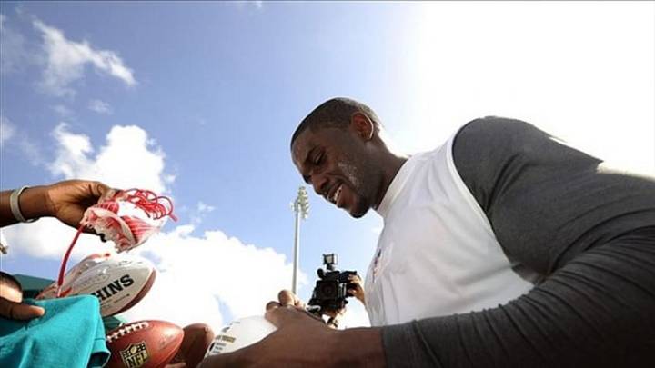 Ex-USC Trojan Reggie Bush has finally returned his 2005 Heisman trophy to the Heisman Trust. (Mandatory Credit: Steve Mitchell-US PRESSWIRE)