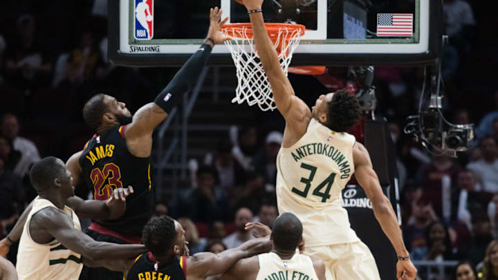 Fantasy NBA : CLEVELAND, OH - MARCH 19: Giannis Antetokounmpo #34 of the Milwaukee Bucks dunks over LeBron James #23 of the Cleveland Cavaliers during the second half at Quicken Loans Arena on March 19, 2018 in Cleveland, Ohio. The Cavaliers defeated the Bucks 124-117. (Photo by Jason Miller/Getty Images)