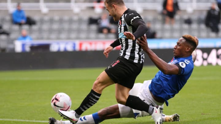 Newcastle United's Scottish midfielder Ryan Fraser (L) crosses the ball for Newcastle United's English striker Callum Wilson to score their second goal during the English Premier League football match between Newcastle United and Everton at St James' Park in Newcastle-upon-Tyne, north east England on November 1, 2020. (Photo by Alex Pantling / POOL / AFP) / RESTRICTED TO EDITORIAL USE. No use with unauthorized audio, video, data, fixture lists, club/league logos or 'live' services. Online in-match use limited to 120 images. An additional 40 images may be used in extra time. No video emulation. Social media in-match use limited to 120 images. An additional 40 images may be used in extra time. No use in betting publications, games or single club/league/player publications. / (Photo by ALEX PANTLING/POOL/AFP via Getty Images)