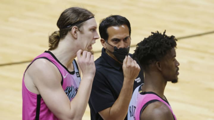 Head coach Erik Spoelstra of the Miami Heat talks with Kelly Olynyk #9 and Jimmy Butler #22(Photo by Michael Reaves/Getty Images)