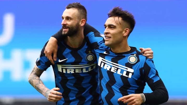 MILAN, ITALY - JANUARY 03: Lautaro Martinez (R) of FC Internazionale celebrates his goal with his team-mate Marcelo Brozovic (L) during the Serie A match between FC Internazionale and FC Crotone at Stadio Giuseppe Meazza on January 3, 2021 in Milan, Italy. (Photo by Marco Luzzani/Getty Images)