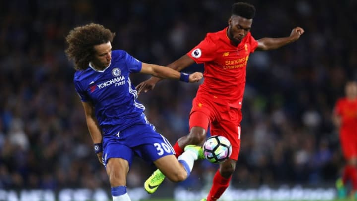 LONDON, ENGLAND - SEPTEMBER 16: Daniel Sturridge of Liverpool and David Luiz of Chelsea battle for possession during the Premier League match between Chelsea and Liverpool at Stamford Bridge on September 16, 2016 in London, England. (Photo by Clive Rose/Getty Images)