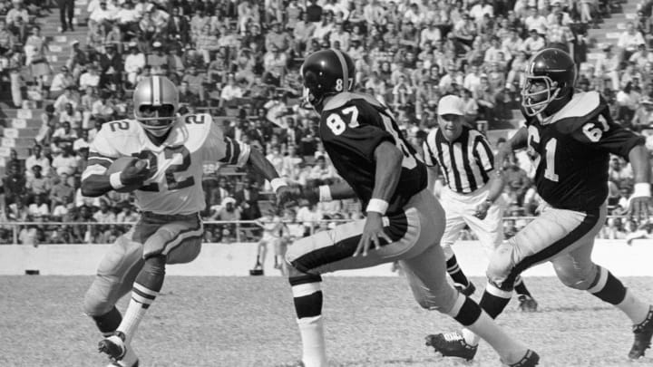 (Original Caption) Cowboys Bob Hayes (22) runs around right end for a five yard gain during a game with the Pittsburgh Steelers.