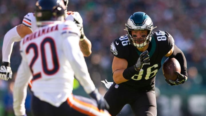 PHILADELPHIA, PA - NOVEMBER 03: Zach Ertz #86 of the Philadelphia Eagles runs with the ball against Prince Amukamara #20 of the Chicago Bears in the first quarter at Lincoln Financial Field on November 3, 2019 in Philadelphia, Pennsylvania. (Photo by Mitchell Leff/Getty Images)