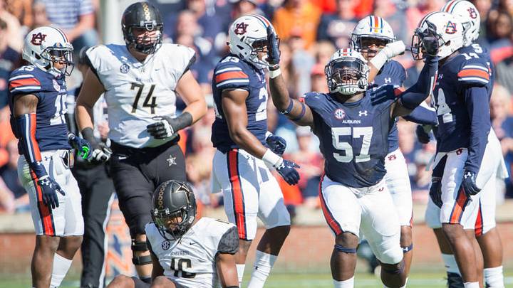 AUBURN, AL - NOVEMBER 5: Linebacker Deshaun Davis