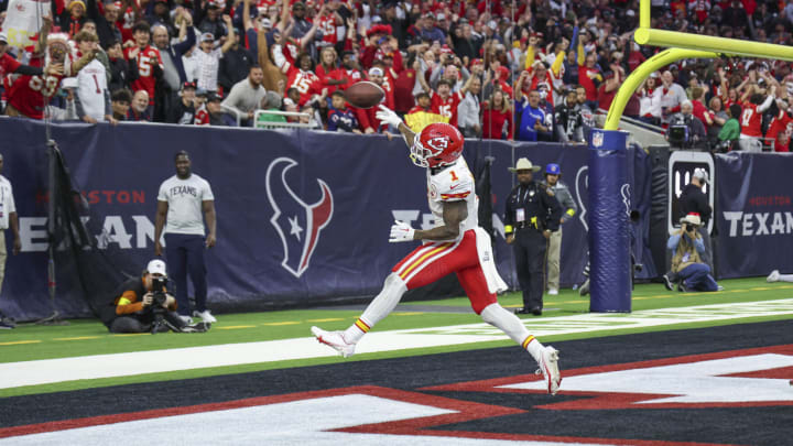 Houston, USA. 18th Dec, 2022. Kansas City Chiefs JERICK MCKINNON (1) runs  for a touchdown in the first half during the game between the Kansas City  Chiefs and the Houston Texans in