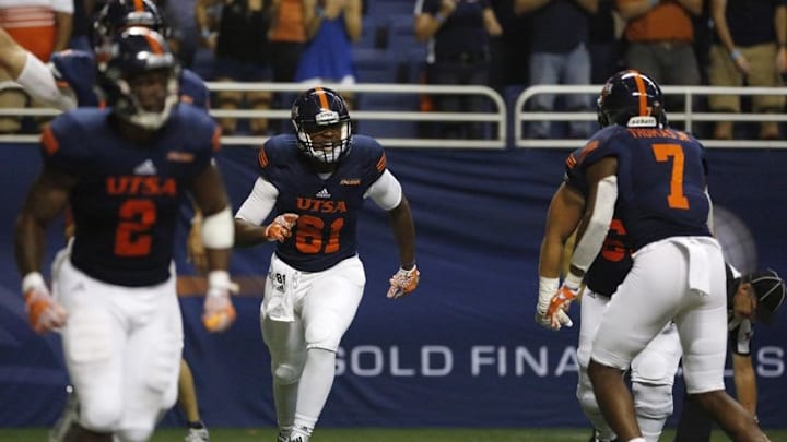 Sep 16, 2016; San Antonio, TX, USA; UTSA Roadrunners tight end Shaq Williams (81) celebrates with teammates after scoring a touchdown against the Arizona State Sun Devils at Alamodome. Mandatory Credit: Soobum Im-USA TODAY Sports