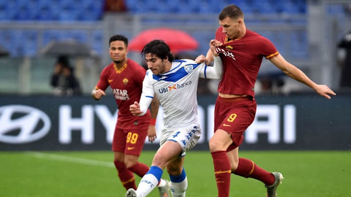 STADIO OLIMPICO, ROMA, ITALY - 2019/11/24: Sandro Tonali of Brescia Calcio and Edin Dzeko of AS Roma compete for the ball during the Serie A football match between AS Roma and Brescia Calcio. AS Roma won 3-0 over Brescia Calcio. (Photo by Andrea Staccioli/LightRocket via Getty Images)