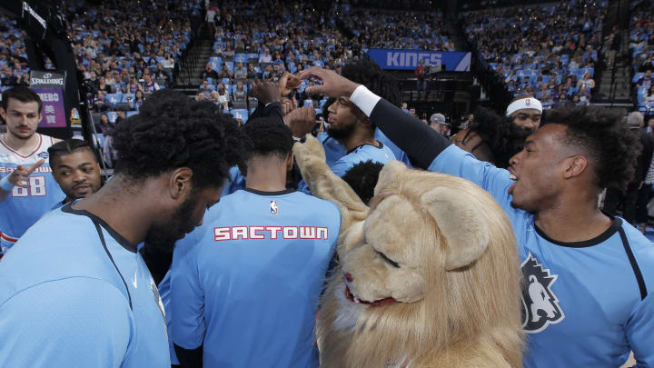 SACRAMENTO, CA – APRIL 7: The Sacramento Kings huddle up prior to the game against the New Orleans Pelicans on April 7, 2019 at Golden 1 Center in Sacramento, California. NOTE TO USER: User expressly acknowledges and agrees that, by downloading and or using this photograph, User is consenting to the terms and conditions of the Getty Images Agreement. Mandatory Copyright Notice: Copyright 2019 NBAE (Photo by Rocky Widner/NBAE via Getty Images)
