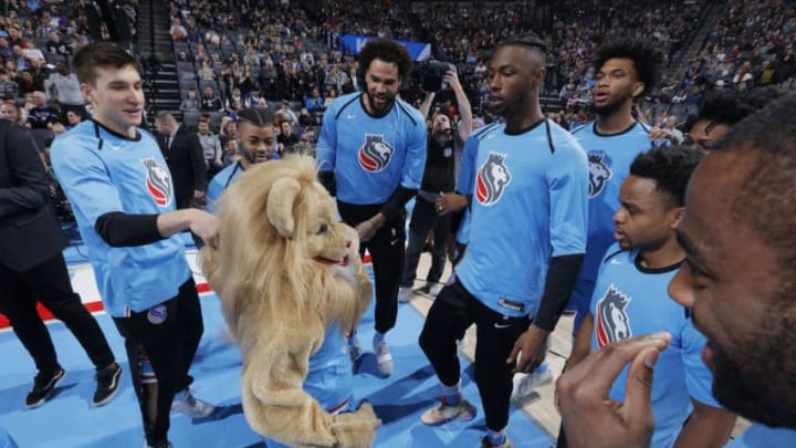 SACRAMENTO, CA - FEBRUARY 10: Sacramento Kings mascot Slamson joins the huddle prior to the game against the Phoenix Suns on February 10, 2019 at Golden 1 Center in Sacramento, California. NOTE TO USER: User expressly acknowledges and agrees that, by downloading and or using this photograph, User is consenting to the terms and conditions of the Getty Images Agreement. Mandatory Copyright Notice: Copyright 2019 NBAE (Photo by Rocky Widner/NBAE via Getty Images)