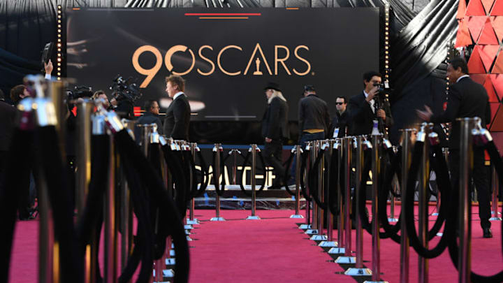 TV crews rehearse and get ready on the red carpet a few hours before the 'Oscars', the 90th Annual Academy Awards on March 4, 2018, in Hollywood, California. / AFP PHOTO / Robyn Beck (Photo credit should read ROBYN BECK/AFP/Getty Images)