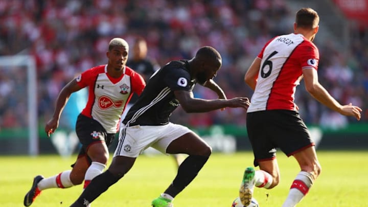 SOUTHAMPTON, ENGLAND - SEPTEMBER 23: Romelu Lukaku of Manchester United talks on Wesley Hoedt of Southampton during the Premier League match between Southampton and Manchester United at St Mary's Stadium on September 23, 2017 in Southampton, England. (Photo by Clive Rose/Getty Images)
