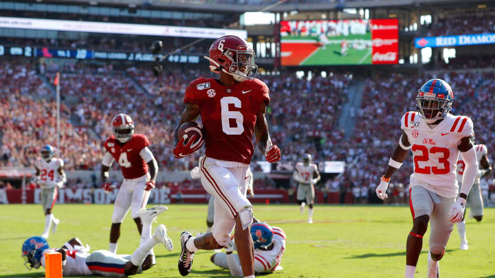 TUSCALOOSA, ALABAMA – SEPTEMBER 28: DeVonta Smith #6 of the Alabama Crimson Tide takes this reception in for a touchdown against the Mississippi Rebels at Bryant-Denny Stadium on September 28, 2019 in Tuscaloosa, Alabama. (Photo by Kevin C. Cox/Getty Images)