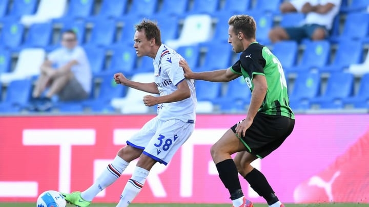 Mikkel Damsgaard of UC Sampdoria competes for the ball with Davide Frattesi of US Sassuolo during the Serie A