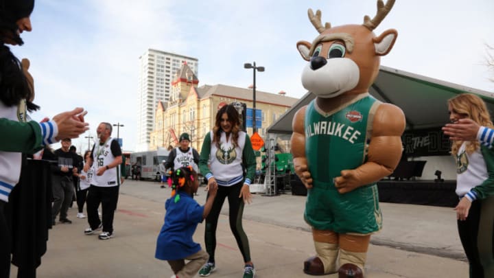 Milwaukee Bucks to honor ex-owner Sen. Herb Kohl during grand opening