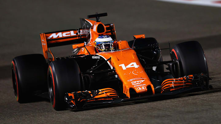 ABU DHABI, UNITED ARAB EMIRATES – NOVEMBER 26: Fernando Alonso of Spain driving the (14) McLaren Honda Formula 1 Team McLaren MCL32 (Photo by Mark Thompson/Getty Images)